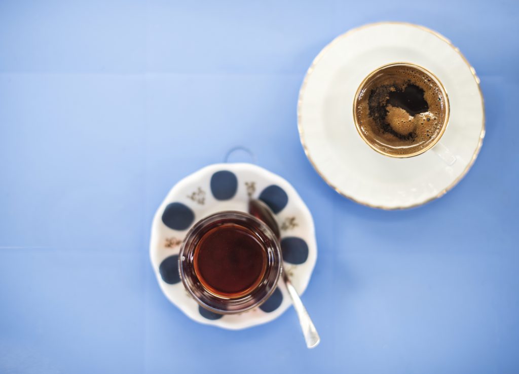 tasse de thé et tasse de café : théine et caféine