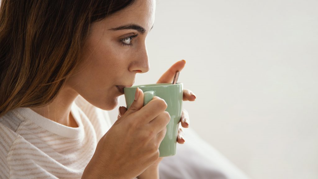 Femme qui boit dans une tasse